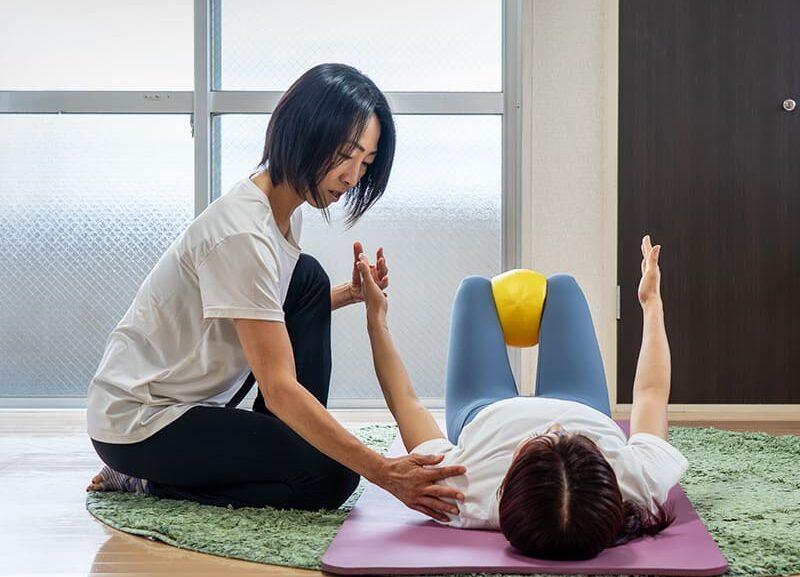 自分の骨を感じながら動くピラティス